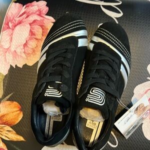 Shelby Cobra Racer Sneakers MENS size 7/ 40/ UK 6.5

TONY ADAMOWICZ DESIGNED!